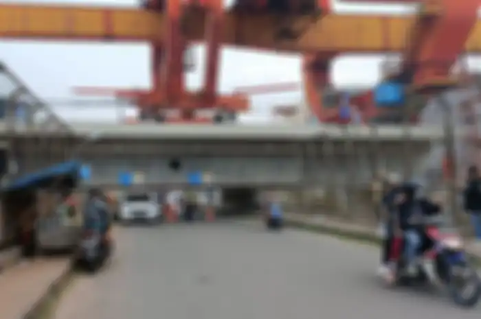 Pemasangan Girder Kereta Cepat Buat Pemotor Khawatir saat Melintas