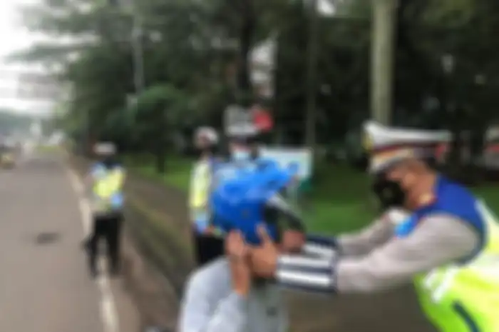 Polisi Bagikan Helm saat Operasi Patuh Jaya 2022 di Tanngerang Selatan