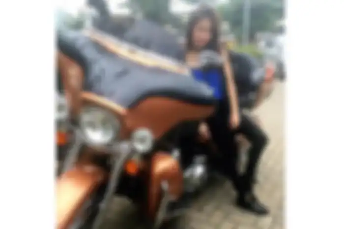 Selebgram Ayu Thalia berpose bareng moge Harley-Davidson, sedang ramai kasus dengan putra Ahok, Nicholas Sean.