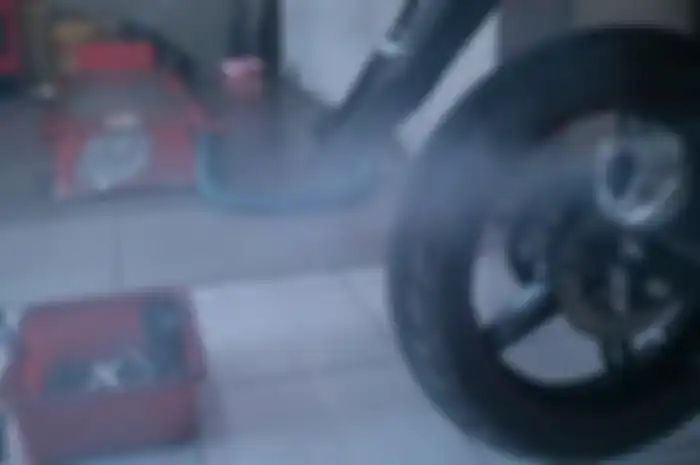Munculnya asap putih kemungkinan karena oli mesin yang ikut terbakar di dalam ruang bakar mesin.
