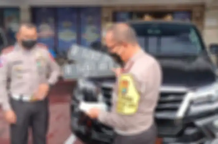 Pelat nomor khusus Toyota Fortuner dicabt polisi 