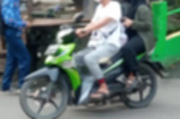 Polisi melarang setiap pengendara motor menggunakan sandal jepit saat berkendara.