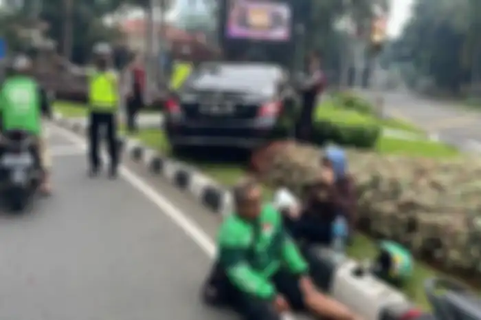 Kecelakaan antara mobil Mercy versus motor ojol di SCBD, pengemudi mobil dikabarkan tutup usia.