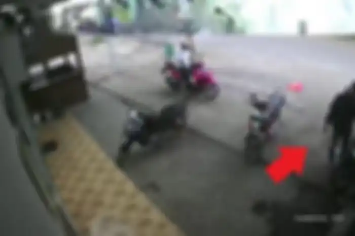 Menang banyak, maling motor gasak Honda Vario milik santri dan pengasuh ponpres di Probolinggo.