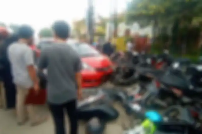 Honda Jazz merah tabrak puluhan motor di Pemalang, begini kata polisi.