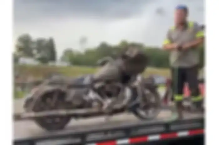 Mencari rongsok disungai pria ini temukan Harley-Davidson Road Glide