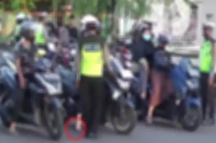 Foto ilustrasi. Pemotor diimbau tidak pakai sandal jepit dan celana pendek.