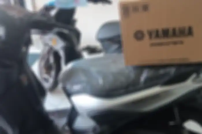 Beli motor baru tidak dapat jas hujan, konsumen biasa diberikan helm dan bingkai pelat nomor.