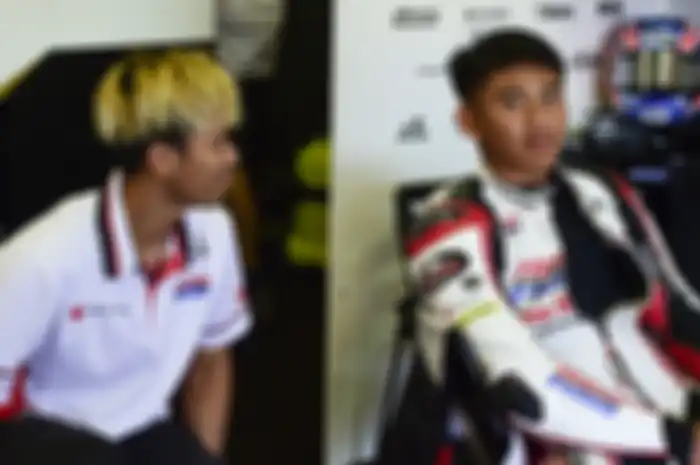 Pembalap Indonesia Mario Aji (kanan) bersama pembalap Moto2 Somkiat Chantra di MotoGP Jerman 2022. Mario Aji hadapi tantangan berat di race Moto3 Jerman 2022