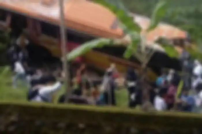 Kecelakaan bus pariwisata SMP Labschool Unesa 2 Surabaya bikin ngeri. Warga geram begitu tahu penyebabnya. 