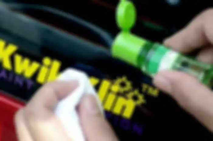 Cara menghilangkan bekas stiker di bodi motor.
