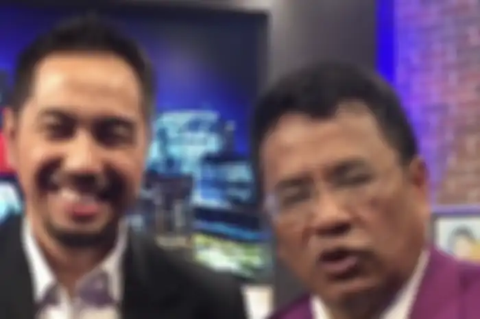 Pengacara Sunan Kalijaga menyindir Hotman Paris pakai foto mobil mewah. Dia murka Razman Nasution dilarang masuk Kopi Johny.