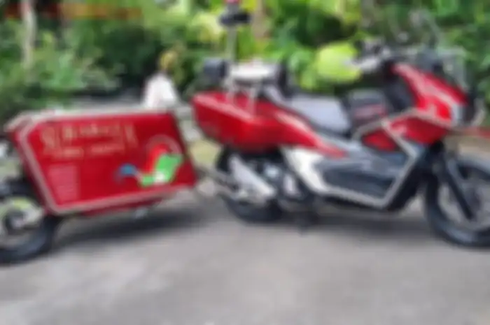 Akan tetapi ada yang unik dari Honda ADV 150 ini, pasalnya motor ini di modif untuk jadi pemadam kebakaran.  