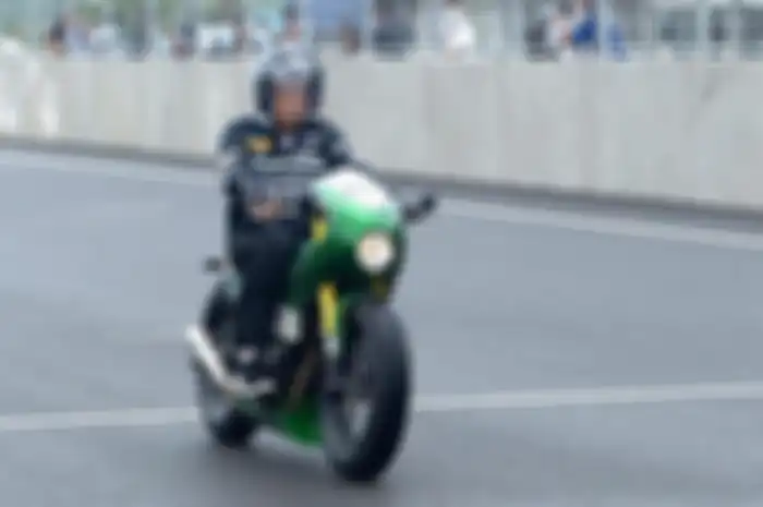 Terlihat saat menjajal sirkuit mandalika dia menggunakan motor custom dari basis W175 miliknya sendiri.