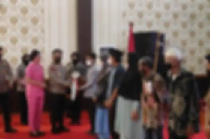 Dedek Novera Sandi, driver ojol (ojek online) di Medan dapat bantuan bedah rumah dari Polda Sumut.