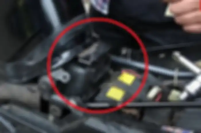 Hindari menyimpan jas hujan di bawah jok Yamaha V-ixion
