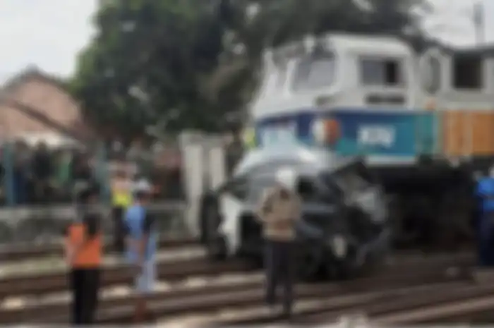 Foto penampakan mobil Avanza yang diseruduk KA Argo Sindoro bikin merinding. Begini kondisi sopirnya usai kecelakaan fatal.