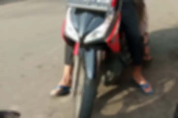 Foto ilustrasi. Pemotor ditilang gara-gara pakai sandal jepit saat naik motor, polisi bongkar faktanya.