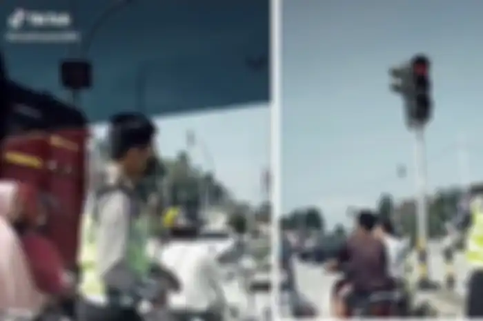 Polisi tilang elektronik menggunakan HP
