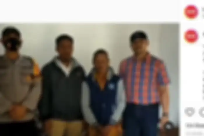 Kakek penebang tebu digaji uang mainan