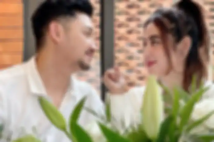 Angga Wijaya sempat keceplosan bicara kondisi rumah tangganya dengan Dewi Perssik. Foto biduan dangdut tanpa anak diungkit.