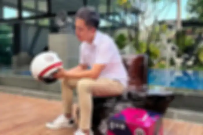 Crazy Rich Surabaya, Andreas Stanley lelang helm Vespa World Days 2022.