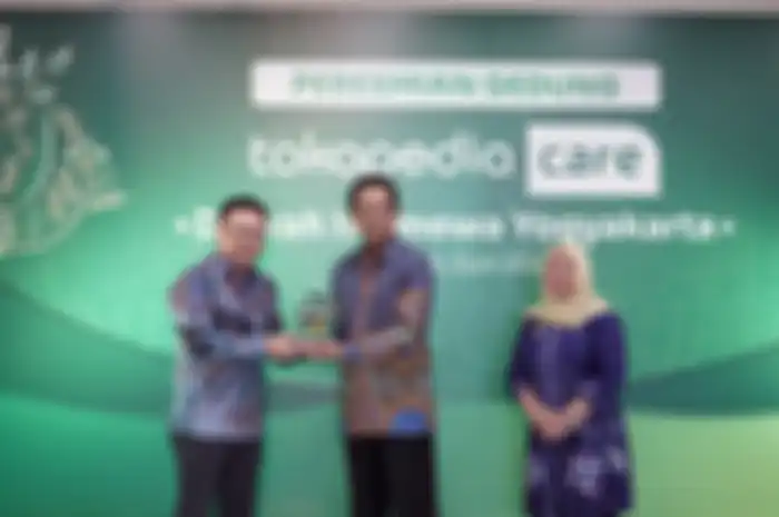 Vice-Chairman and Co-Founder Tokopedia, Leontinus Alpha Edison (kiri) memberikan plakat kepada Gubernur D.I.Yogyakarta, Sri Sultan Hamengku Buwono X (tengah) yang didampingi oleh Bupati Kabupaten Sleman, Drs. H. Sri Purnomo, M.S.i. (kanan), sebagai ucapan terima kasih kepada Pemerintah Daerah Istimewa Yogyakarta atas dukungan kepada Tokopedia pada acara Peresmian Gedung Tokopedia Care Daerah Istimewa Yogyakarta di Sleman City Hall, Rabu (15/6/2022). 