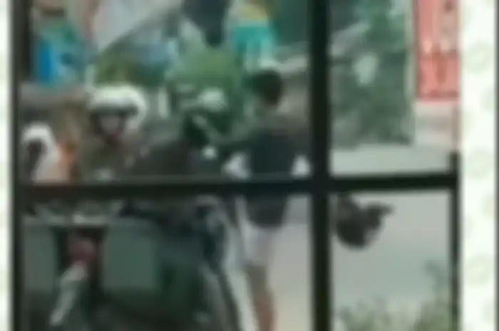 Ramai kasus kurir COD dipukuli saat antar barang, YLKI desak sistem COD dihapus.