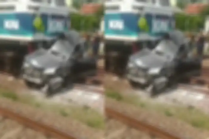 Kondisi mobil Toyota Avanza sampai ringsek ditabrak kereta api di Tambun.
