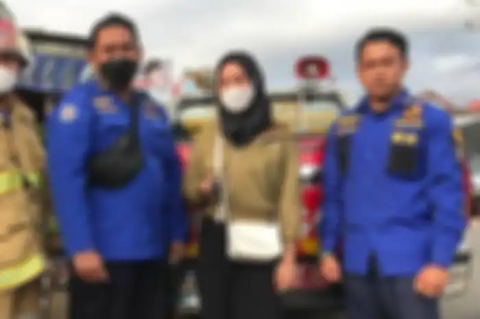 Petugas membantu warga mengambil kunci sepeda motor yang masuk ke selokan, Rabu (22/6/2022) pagi. 