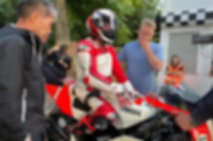Legenda MotoGP, Wayne Rainey kembali naik motor balap Yamaha YZR500 di Goodwood Festival of Speed, sudah puluhan tahun lumpuh.