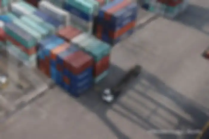 Truk pengangkut petikemas beraktivitas di pelabuhan Tanjung Priok, Jakarta. 