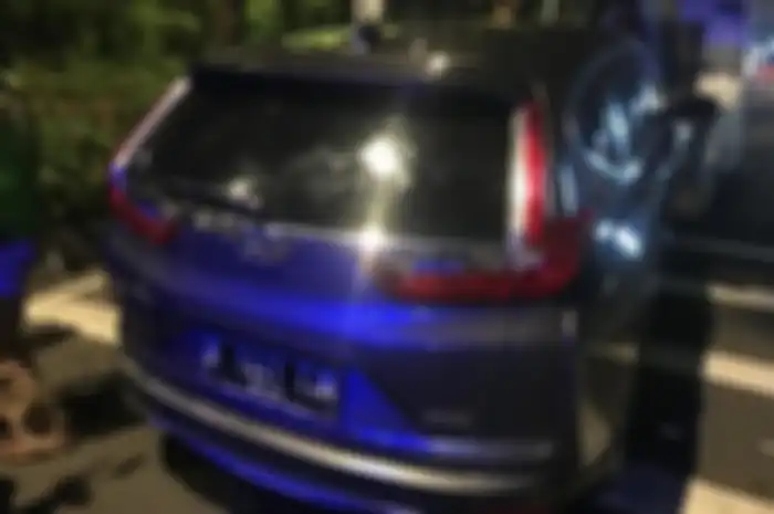 Kondisi Mobil Honda CR-V saat diberhentikan warga dan polisi usai menabrak pejalan kaki di kawasan Semanggi, Jakarta Selatan, Jumat (24/6/2022)
