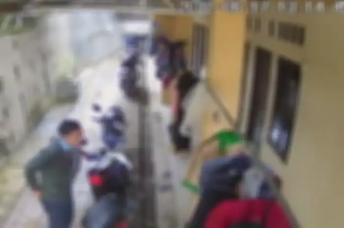 Karena dia berhasil terekam CCTV saat mencuri sepeda motor di indekos yang terletak di Subang Kota.