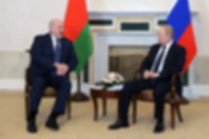 Presiden Rusia Vladimir Putin dan Presiden Belarusia Alexander Lukashenko bertemu di St Petersburg, 25 Juni 2022