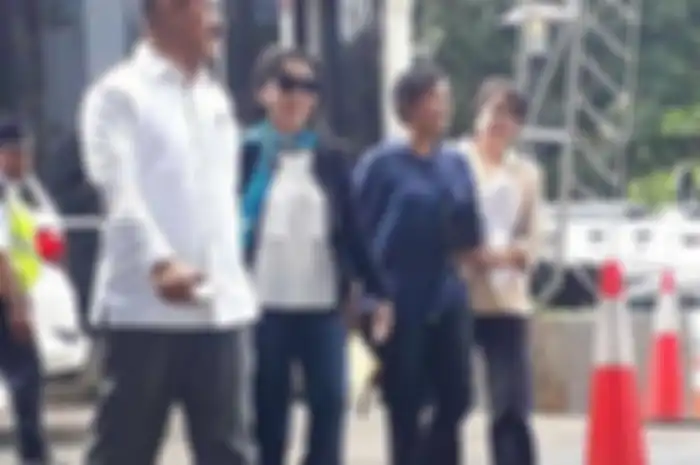 Profil mantan bos Garuda Indonesia Emirsyah Satar banyak dicari. Keluarga penyanyi lawas ini syok terseret kasus korupsi sang bos.