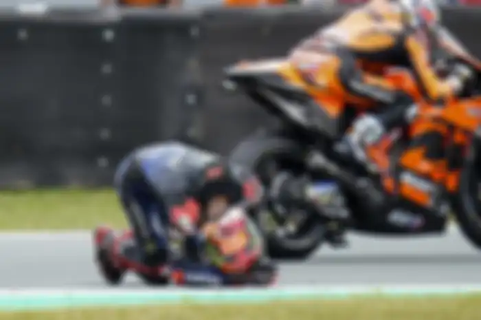 Fabio Quartararo (sujud) curhat soal MotoGP Belanda 2022 di mana dirinya malah kena long lap penalty di MotoGP Inggris 2022, Agustus mendatang
