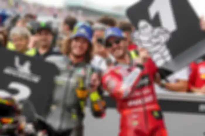 Francesco Bagnaia (kanan) dan Marco Bezzecchi (kiri) sabet podium pertama dan kedua di MotoGP Belanda 2022.
