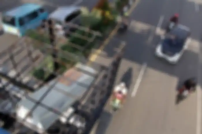 Ilustrsi kendaraan melintas di bawah kamera CCTV di salah satu ruas jalan