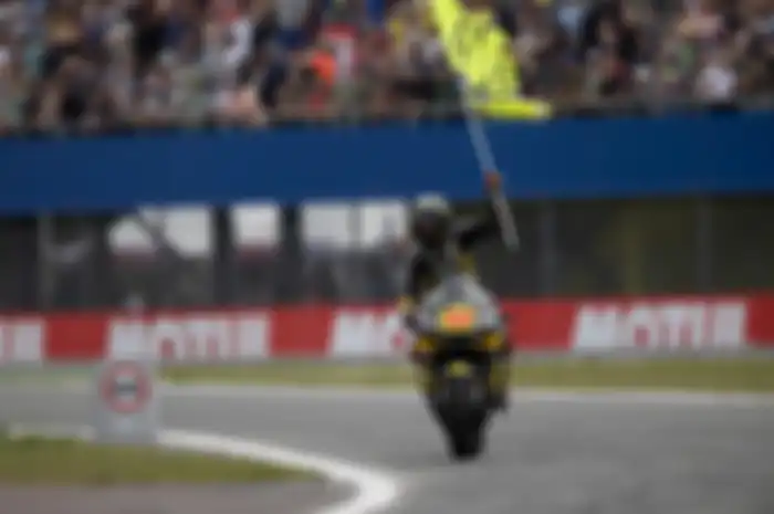 Marco Bezzecchi selebrasi membawa bendera VR46 saat MotoGP Belanda 2022