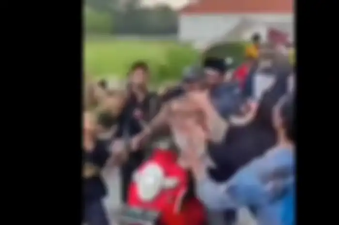 Seorang pria sebar uang di jalanan usai memenangkan Pilkades.