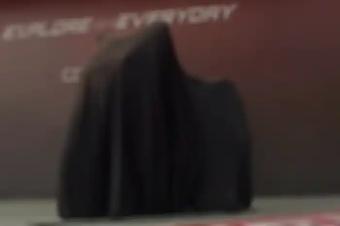 Honda ADV 160 masih ditutup kain hitam di Jakarta Fair Kemayoran