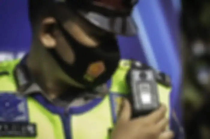 Ilustrasi Polisi Melakukan Tilang Elektronik
