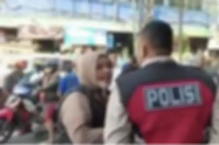 Mahasiswi yang kepergok melawan arah menggigit hingga berusaha merampas senpi polisi. Foto tampangnya disebarkan.