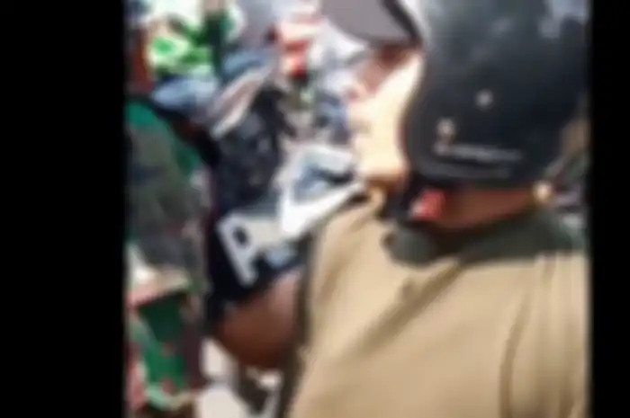 Debt collector enggak berkutik diamankan anggota TNI saat hendak tarik motor di jalan raya