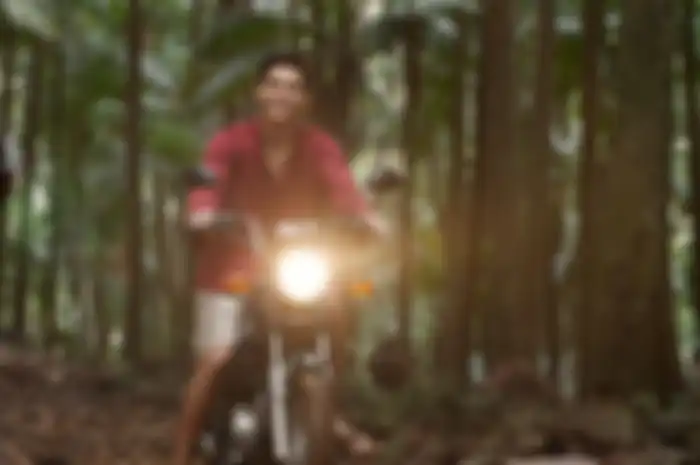 Potret Maxime Bouttier naik motor di film Ticket to Paradise.
