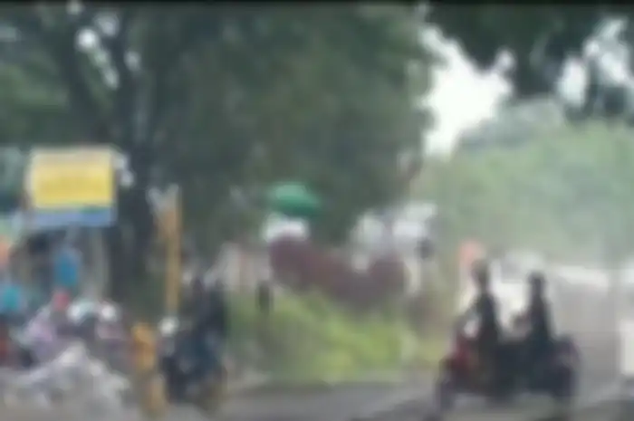 Aksi Tiga Pemotor Terobos Palang Pintu Perlintasan Kereta Api 