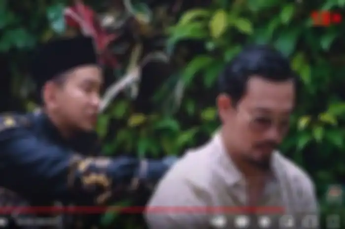Denny sumargo syok saat mengetahui ada jin yang mengikutinya sejak kecil. 