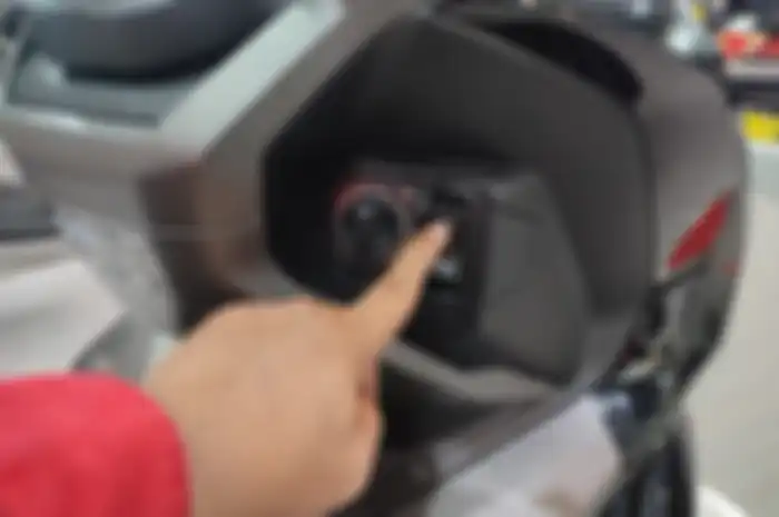 Tombol fuel di sebelah knob keyless Honda ADV 160