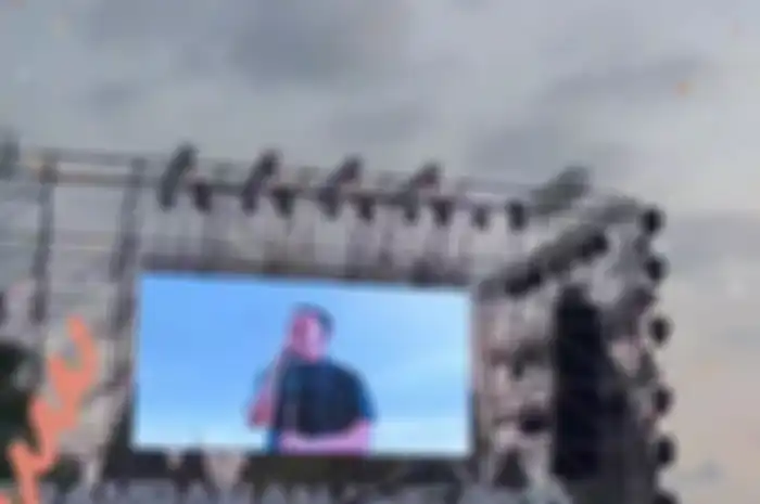 Penyanyi Tulus tampil di panggung Prambanan Jazz 2022 pada hari Sabtu (2/7) sore.
